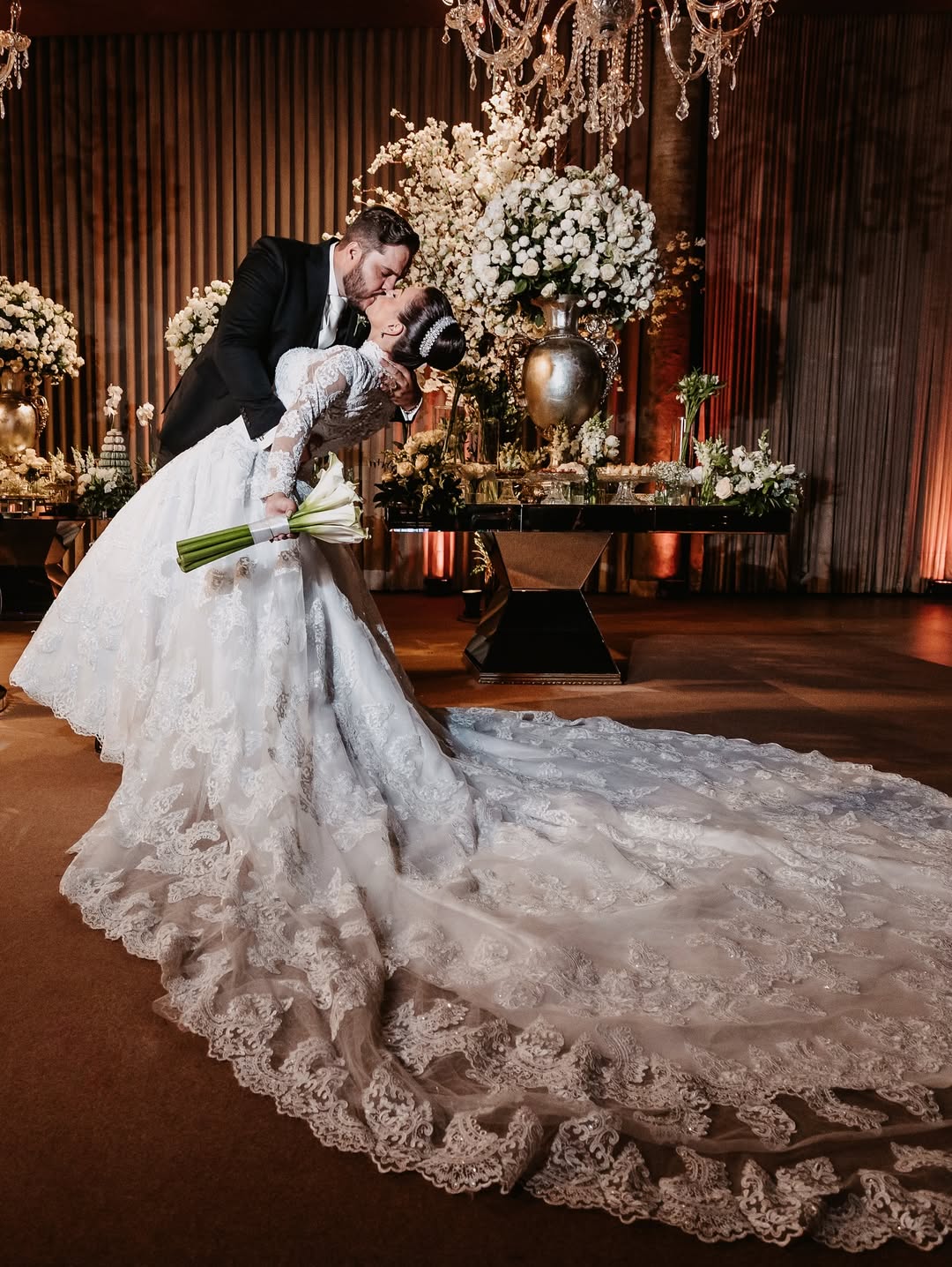Casal em cerimônia de casamento